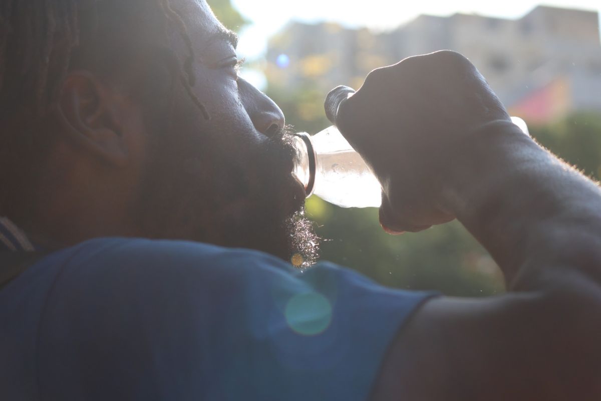 Homem se hidrata em dia de calor (Foto: Jéssica Benitez)