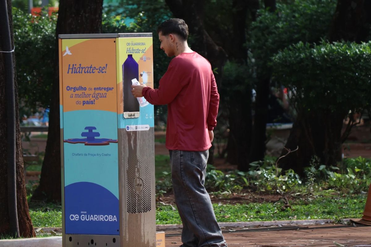 Água sai geladinha do totem de hidratação (Foto: Jéssica Benitez)
