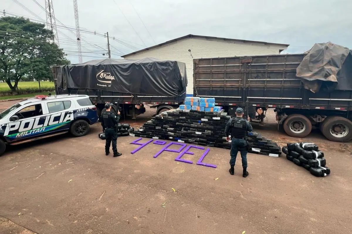Carreta com couro bovino escondia 2,5 toneladas de maconha e 120 kg de skank. (Foto: PM de Mundo Novo)
