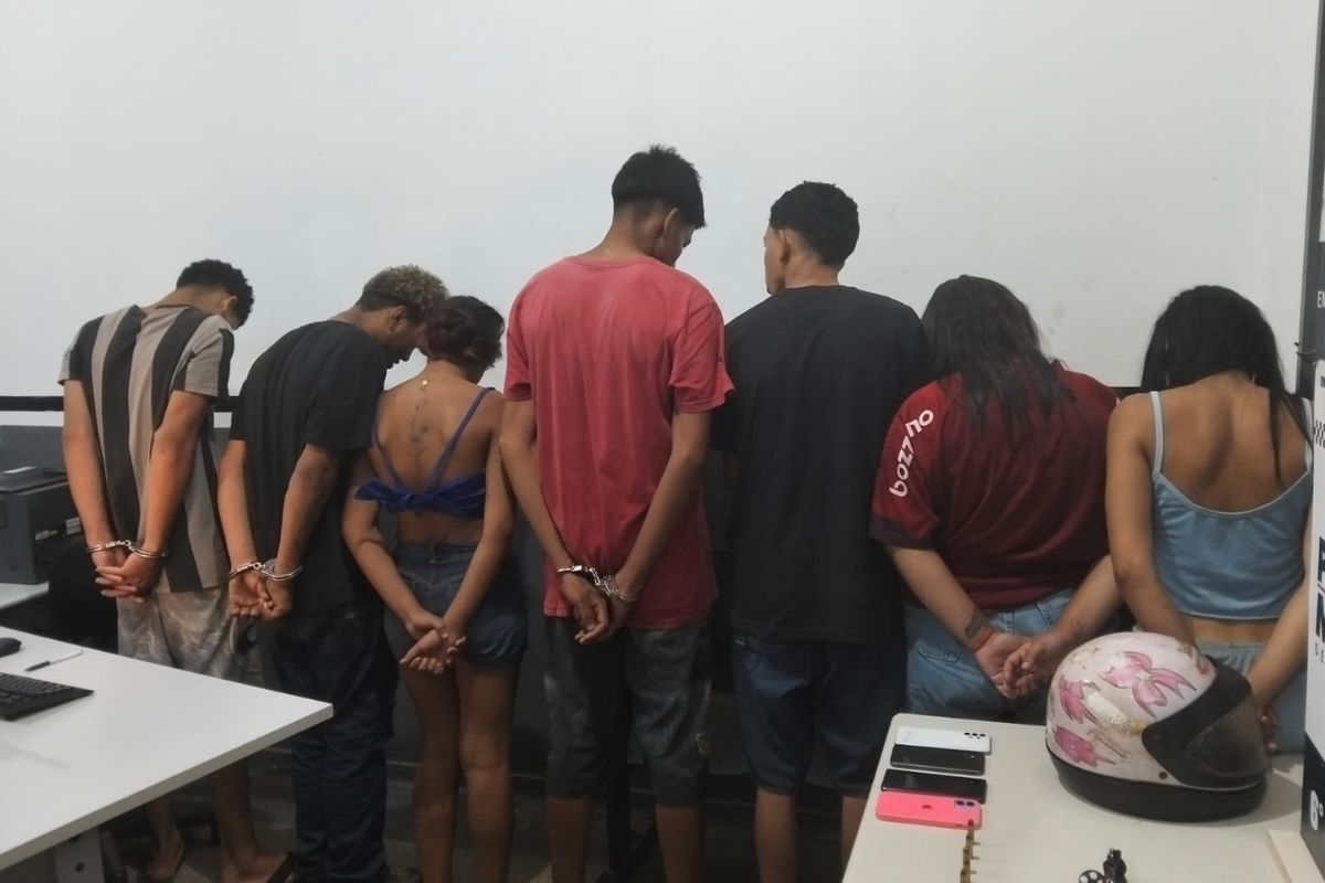 Cinco adolescentes foram apreendidos e dois adultos foram presos, suspeitos de participarem do crime. - Foto: PMMT